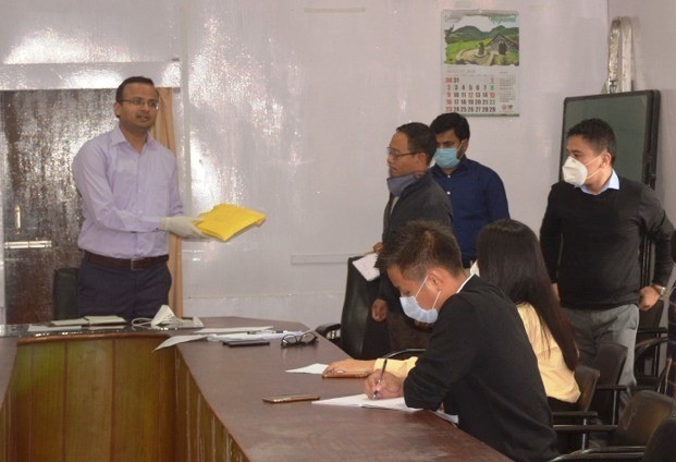 DC Tuensang handing over money sanctioned by the Government as compensation for burnt morungs which were being used as kitchens for quarantine centres. (DIPR Photo) 